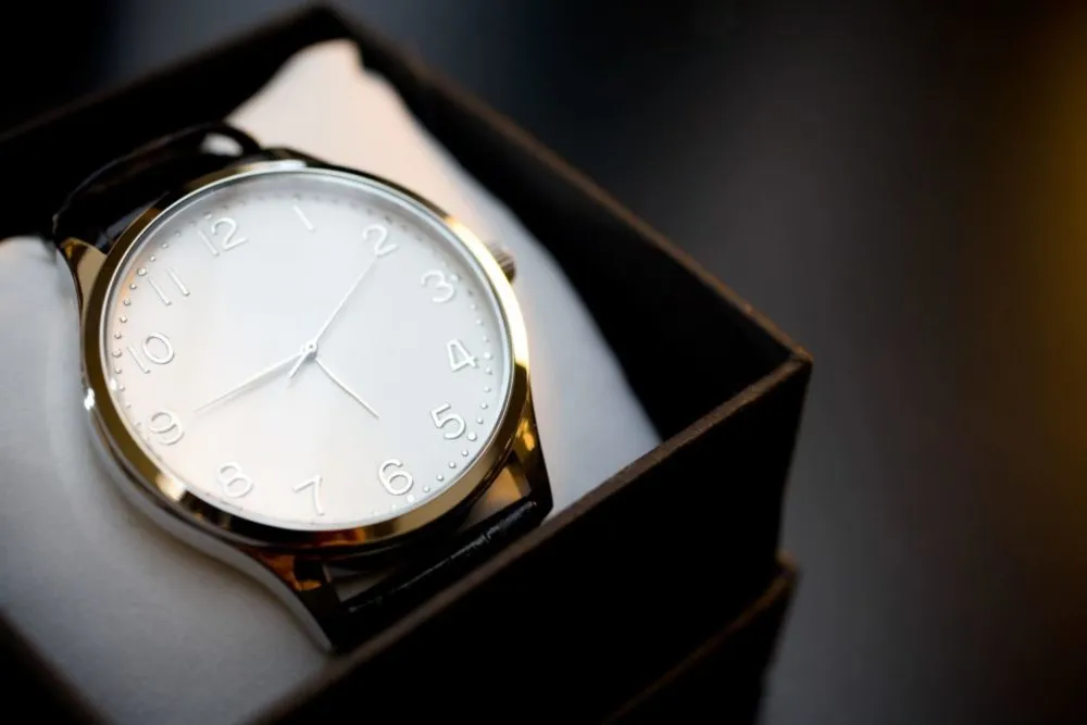 Reloj de lujo presentado en su estuche