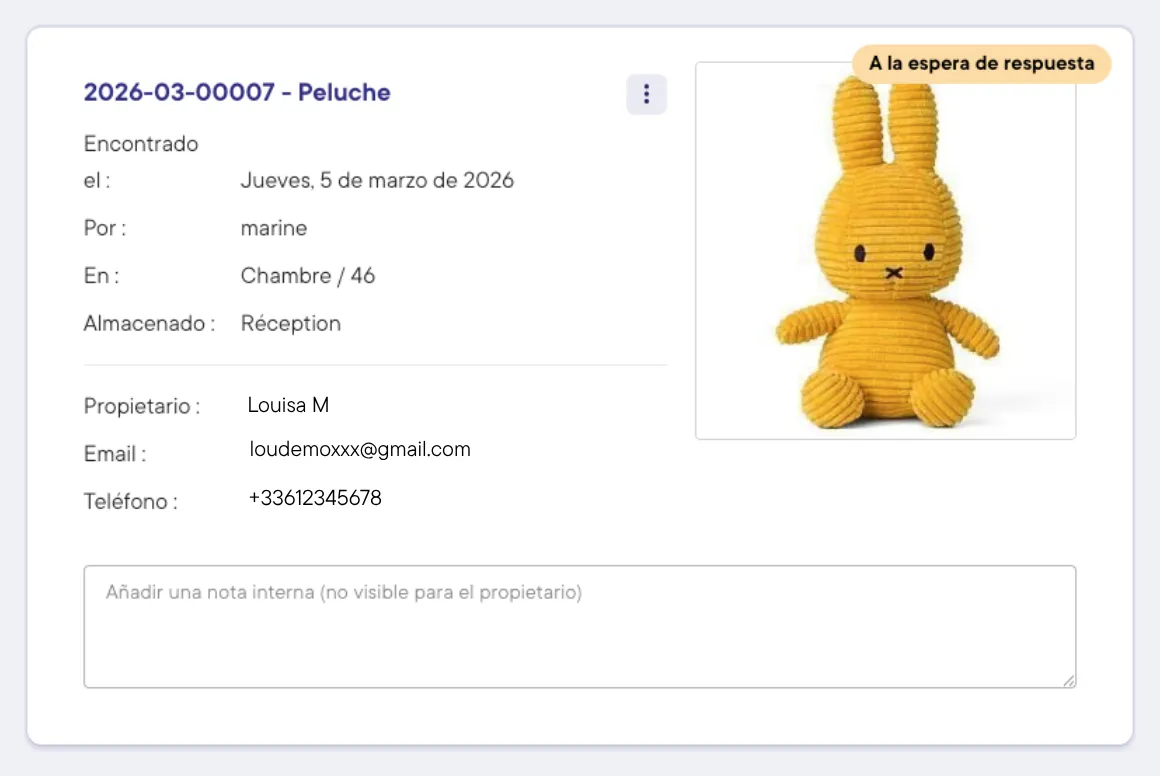 Ficha de un objeto perdido en PeeK'in: peluche encontrado en una habitación, fecha, lugar de almacenamiento, datos del propietario y nota interna