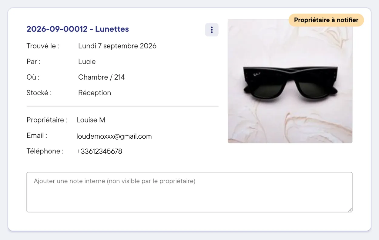 Fiche d'un objet trouvé dans PeeK'in : lunettes trouvées en chambre, date, lieu de stockage, coordonnées du propriétaire et note interne