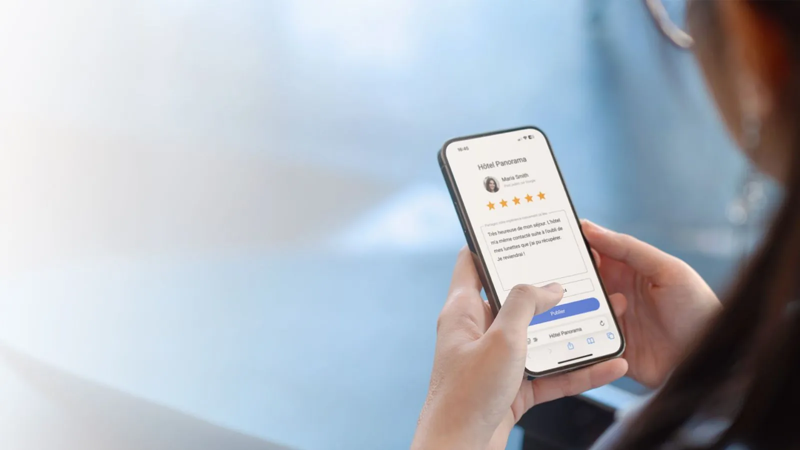 Una clienta publica una reseña de 5 estrellas en la ficha de Google del hotel desde su teléfono