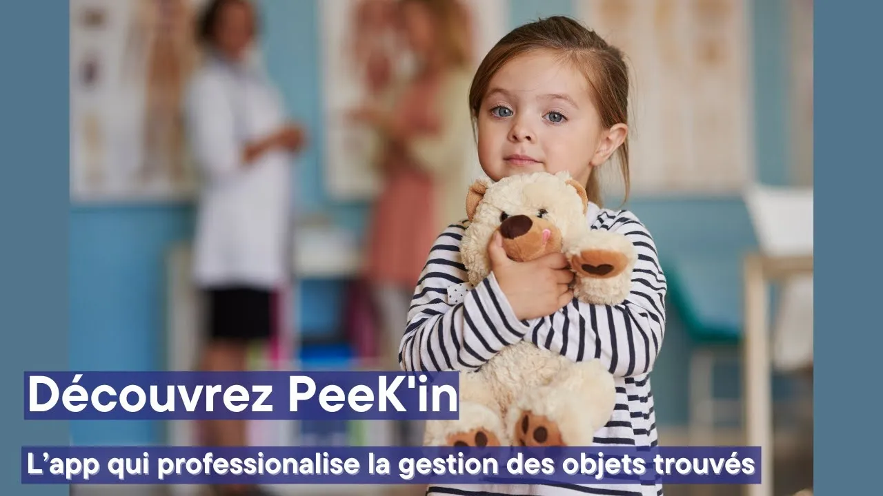 Vidéo de présentation PeeK'in : une petite fille serre son ours en peluche retrouvé